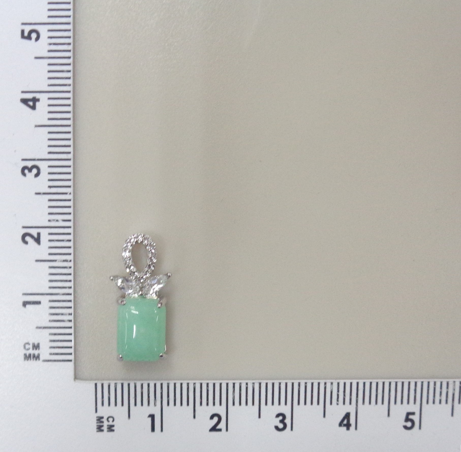 Серебряная подвеска с зеленым халцедоном